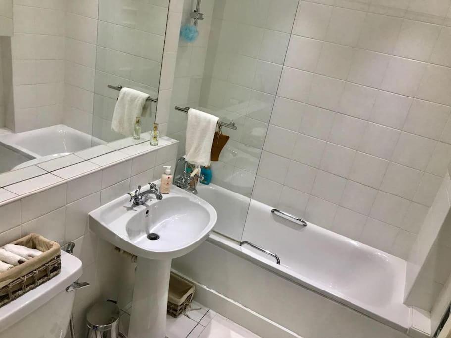 Stunning 2 Bed/2Bath Flat In Heart Of Kensington Daire Londra Dış mekan fotoğraf